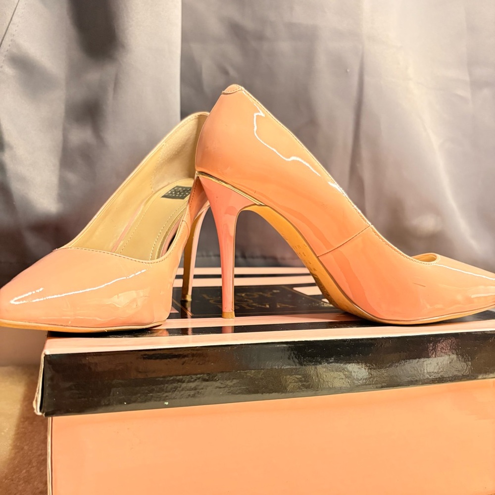 White House Black Market Olivia Antique Bloom Heels Size 7